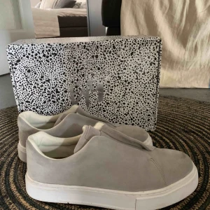  - Eytys doja suede storlek 42.   Fick precis hem de men tyvärr va de för stora för mig. 