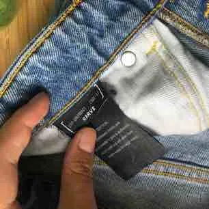 KARVE jeans i storlek S (ungefär 27/34) Endast använda 1 gång, så väldigt bra skick!  Frakt:59. Jeans & Byxor.