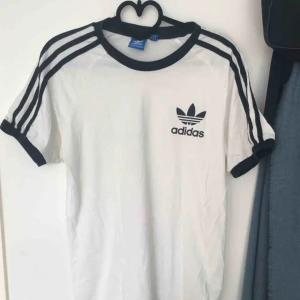  - Adidas T-shirt storlek M. 120 kr INKLUSIVE frakt🌼🌼