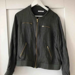  - Bomberjacka från Wera. Storlek 40, men känns som 38. I jättebra skick! Priset är ink frakt