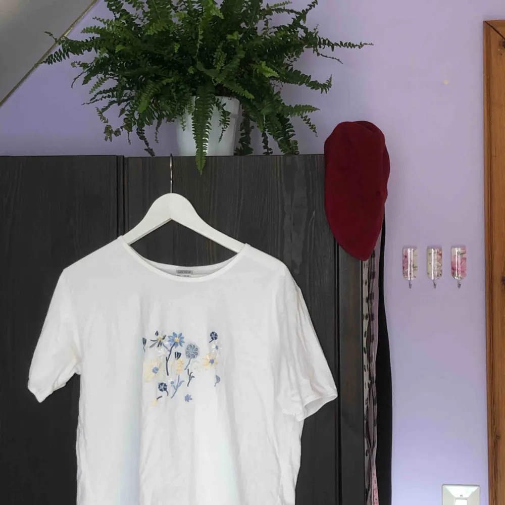 gullig t-shirt med broderade blommor på bröstet🌸. T-shirts.