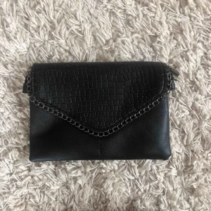 - Fin väska att antingen använda som clutch eller som väska med tillhörande eller annat band! Aldrig använd så i fint skick! 