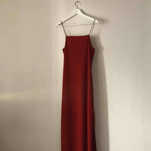  - Klänning köpt här på plick men aldrig använd. Kan mötas upp i Gbg, annars tillkommer frakt✨