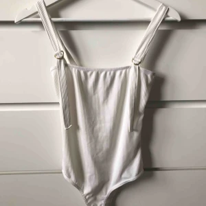  - Oanvänd, hundar finns i hemmet.  Body med gulddetaljer. 70kr för bodyn, 30kr för frakten