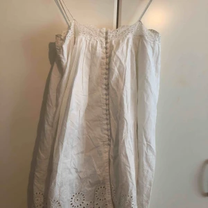  - Vit somrig klänning💕 använd en gång. 