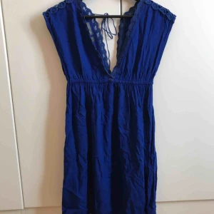  - Strandklänning i fin djup blå färg från Accessorize, stl 34. Fina detaljer med snörning i ryggen. Köpt på Malta.