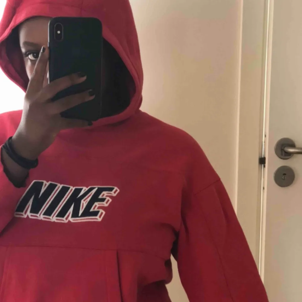 Ball hoodie från Nike, använd ett fåtal gånger! . Hoodies.