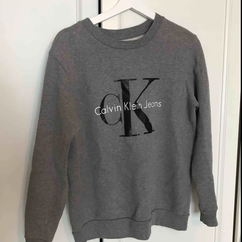 Ljusgrå långärmad tröja från Calvin Klein. Fint skick! Köparen står för frakten, endast swish 🌱. Tröjor & Koftor.
