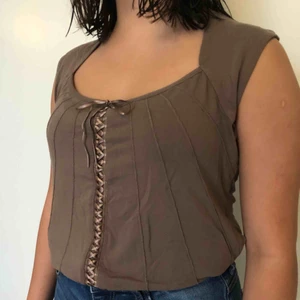  - Skiit snygg t-shirt? knappt använd i välskick, frakt tillkommer