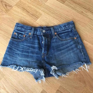  - Levis shorts knappt använda perfekt till sommaren