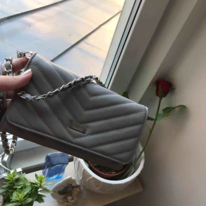  - En jättefin handväska som har används ett fåtal gånger. Det är en axelväska, men man kan också ta av den och bara ha den som den är