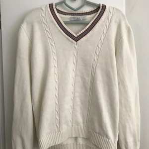  - Gosig tröja som ser lite golfig ut haha. Fint skick och bra kvalité. Jag är pytteliten det är därför den ser så stor ut på bild 2. 