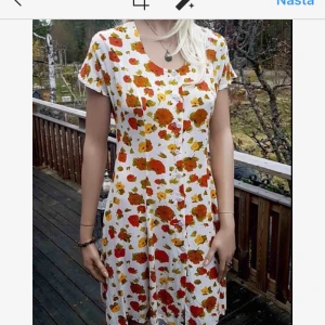  - Jättefin vintageklänning med blommor. Väldigt fint skick! Storlek 38/m  Frakt tillkommer på 50kr. 