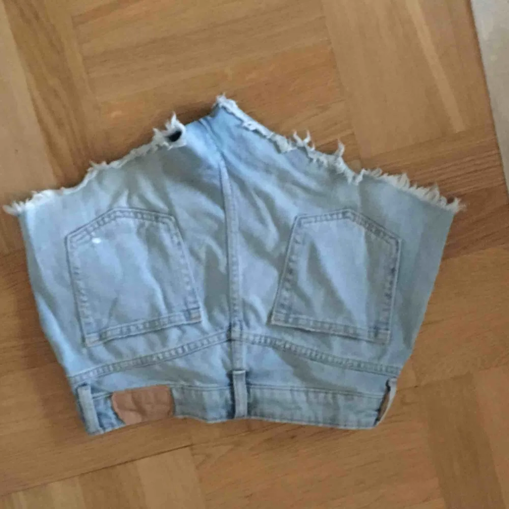 Sköna jeansshorts i storlek XS , 90kr inklusive frakt. 🌸🌸🌸🌸 . Shorts.