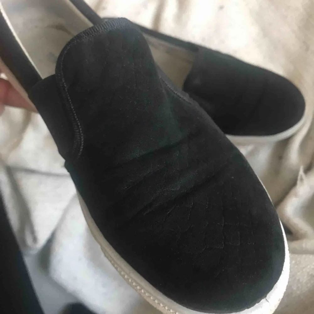 Slip-in sneakers i mockaimitation med subtilt ormskinnsmönster från Topshop. Sparsamt använda. Säljs på grund av för små för mig.  Köparen betalar frakt. . Skor.