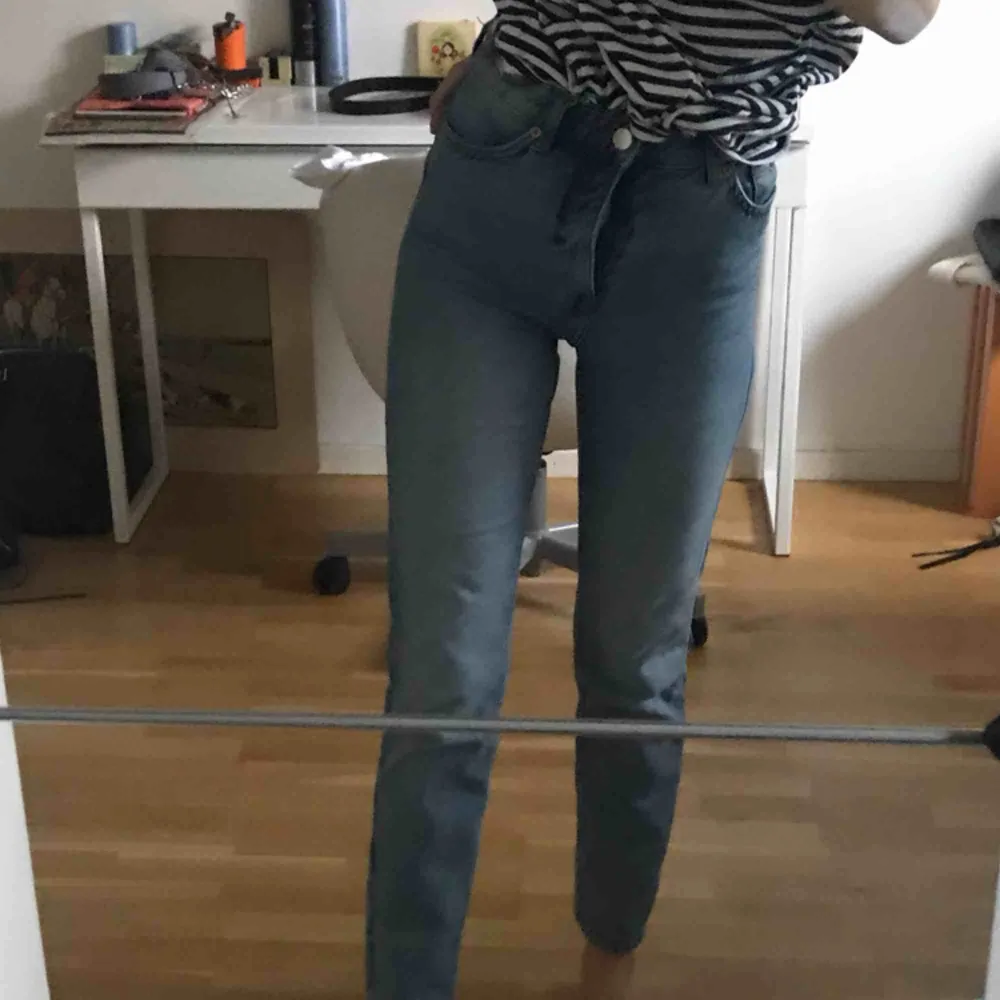 Ljusblåa jeans i en mom fit modell ifrån monki! Använda ett fåtal gånger. Kan mötas upp i Stockholm eller frakta (köparen står för frakten). Jeans & Byxor.