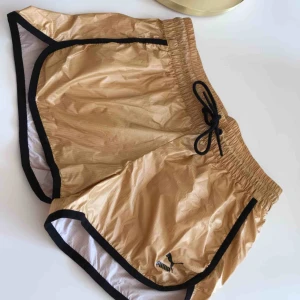  - Helt nya guldiga snygga Puma shorts med tag kvar!  Skickas om du vill, fraktkostnad tillkommer dock🤗  