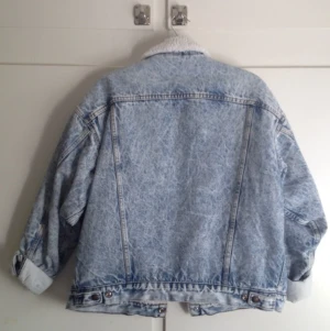 Snygg fodrad stentvättad levi's jeansjacka i perfekt skick!  - Snygg fodrad stentvättad levi's jeansjacka i perfekt skick! 