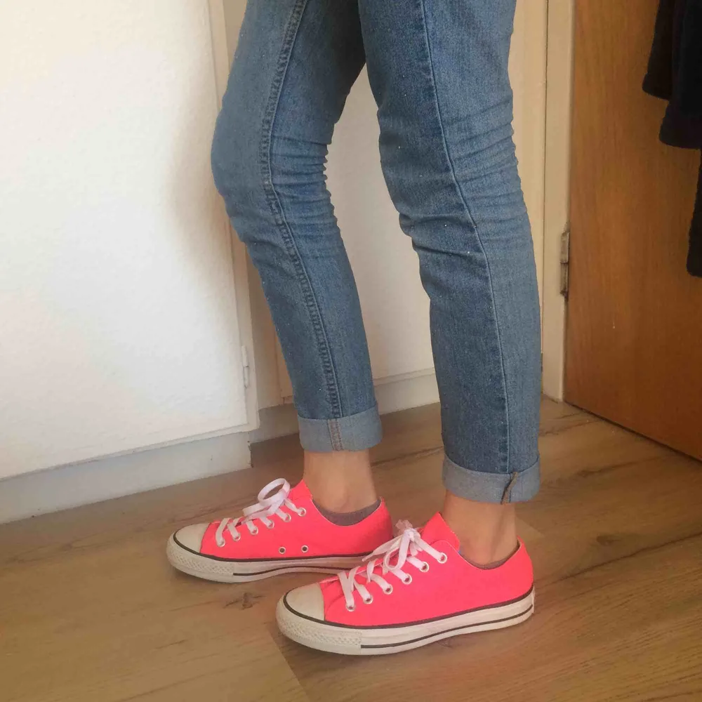 Neon rosa converse skor (äkta), Nästan helt oanvända, bra skick! Helt nya skosnören! Säljes pga för stora. Frakt tillkommer💗. Skor.