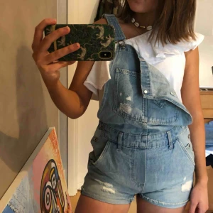  - Superfin jeans-playsuit som passar perfekt nu till sommarn! I jättefint skick! Pris är exklusive frakt!