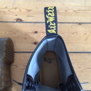 Dr. Martens i svart lack. Aldrig använda. Stl. Står stl. 40 men som en 39!!  - Dr. Martens i svart lack. Aldrig använda. Stl. Står stl. 40 men som en 39!! 
