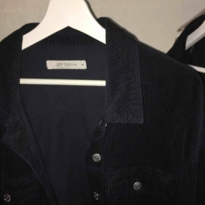  - Manchester jacka som jag köpt ifrån Nelly. Märket är JDY denim. Använd fåtal gånger. Bilder ger inte rättvisa för hur snygg den här är i verkligheten tyvärr😩