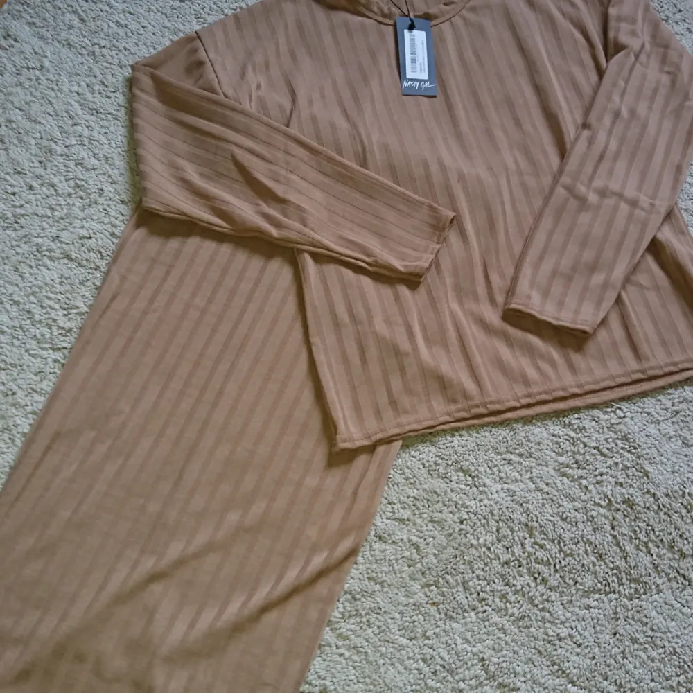 Beige set med kjol och tröja från nastygal i nytt skick (lappen kvar) Frakt 18kr betalning via swish . Övrigt.