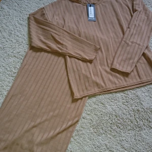  - Beige set med kjol och tröja från nastygal i nytt skick (lappen kvar) Frakt 18kr betalning via swish 