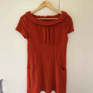  - Söt orange 60-tals inspirerad minidress. Storlek 36 från HM. Köparen står för frakten 
