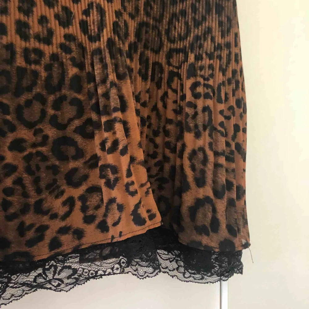 Leopardmönstrat linne från Zara. Något plisserad. Helt i nyskick. Storlek XS. Köparen står för frakt. Toppar.
