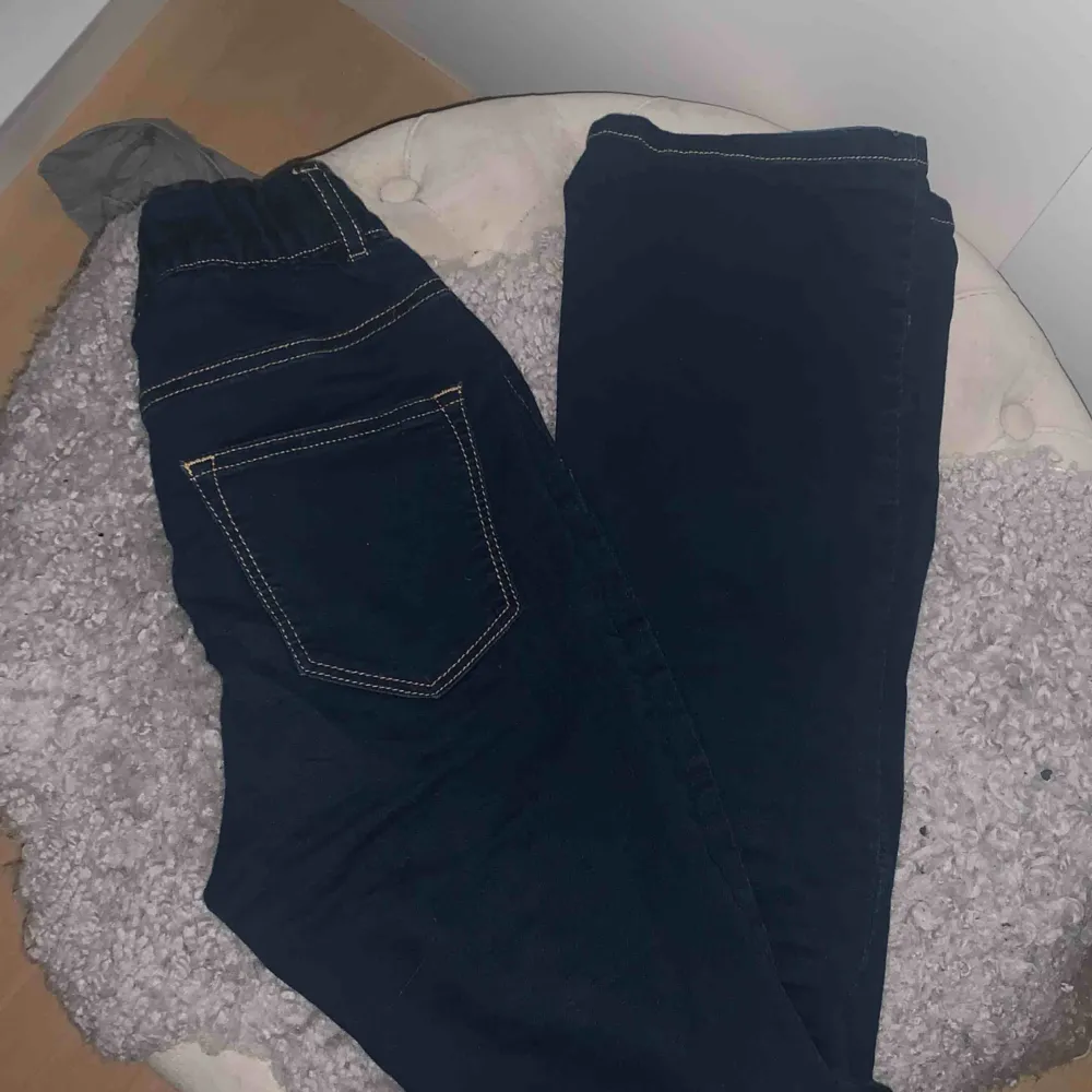Säljer dessa supersköna bootcut med resår i midjan istället för knapp 🥰🥰 köpta på bubbleroom för 400 om jag minns rätt!. Jeans & Byxor.