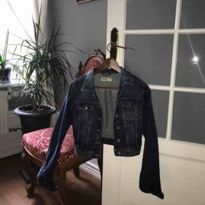  - Jeansjacka från Lindex. Superfint skick, säljer pga att jag aldrig använder den.