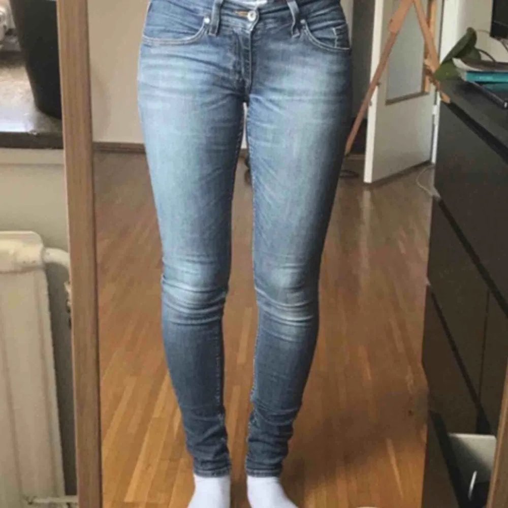 Stretchiga jeans från Tiger of Sweden i storlek 28 waist 32 length. Sjukt bekväma! Säljer pga använder knappt tighta jeans längre. Kan mötas upp i Malmö eller posta 🌞. Jeans & Byxor.