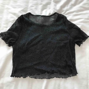  - Jätte fin glittrig topp. Lite liten på mig dock så därför säljer jag den. Använd ett få ta gånger. Frakten ingår i priset. SÅLD!