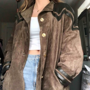  - Cool läderjacka/kappa  i oversized modell. Vintagefynd för 300kr, fint skick. En riktig warbrobe stable som förtjänar att bli använd!! (Frakt på 100kr pga vikt)