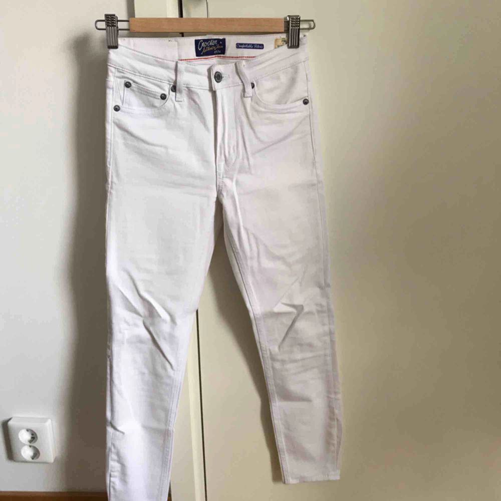 Knappt använda vita jeans från Crocker/JC i storlek W25 (egentligen i L32 men har sytt upp dem i JC-butiken så är snarare L28-30 ist nu). Mått - innerben: ca 64cm, hela byxans längd: ca 87cm, midja: ca 32cm 💫. Jeans & Byxor.