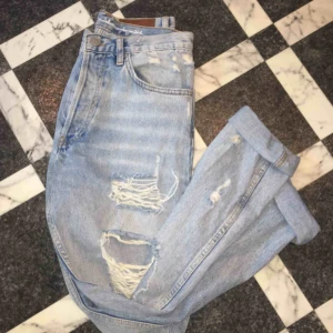  - Ett par håliga jeans, jeansen sitter ganska löst kring benen. Storlek S och köpta på BikBok. Använda typ 3 gånger. Frakten kommer ligga på ca 90kr