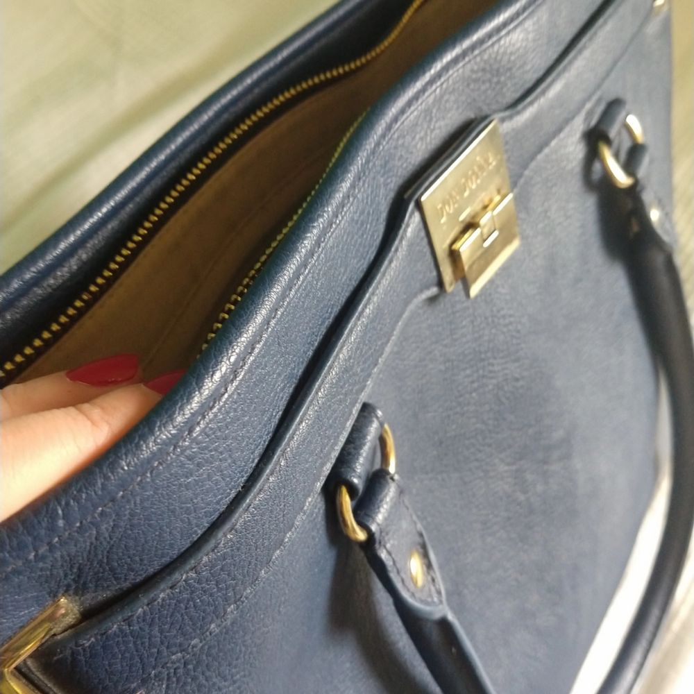 Stor mörkblå handväska i stilren modell. Man får plats med allt och den passar i de flesta sammanhang, ett kap helt enkelt! (Använd men i gott skick). Väskor.