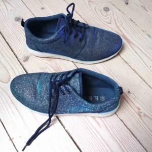  - Glittrande bekväma skor i strl 39. Knappt använda. Inköpta på en skobutik i Belgrad. 