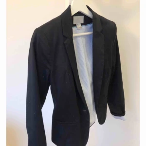  - Säljer denna fina knappt använda kavaj ifrån h&m i storlek 36. Den är mörkblå och kostade ca 500.  Säljer pga att den är för liten. Kan mötas upp, frakt tillkommer i priset. 