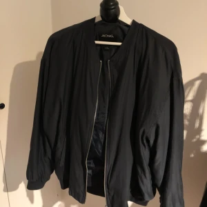  - Bomberjacka oversize. Onesize beroende på hur man vill att den ska sitta.
