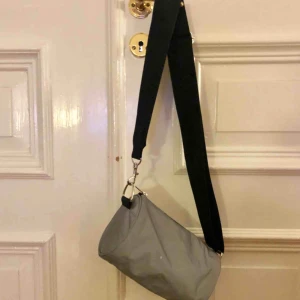  - Liten reflexväska från weekday i magväska-size. Kan mötas upp i Gbg, annars tillkommer frakt✨