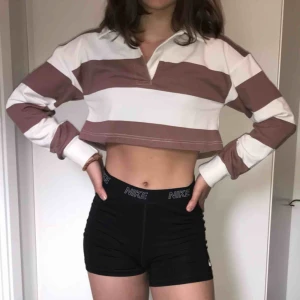  - Cropad randig polo från boohoo. Aldrig använd och säljer pg av rensning av garderob. Skönt lite tjockare material som sitter bra på kroppen.