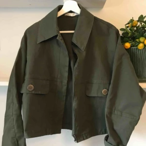  - Aldrig använd militär jacka från zara. Älskar den super mycket men den kommer tyvärr aldrig till användning. Bra kvalitet och gjord av ett tunnare material vilket är perfekt nu till sommaren. Lite kortare i modellen med mycket detaljer. 