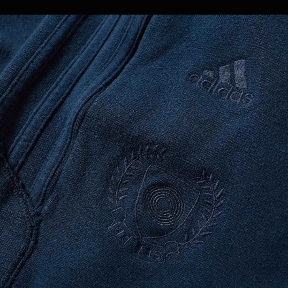 Yeezy season 5 CALABASAS. Knappt använda och tvättade två ggr. Blå färg med emblem och Calabasas skrivet längs benet. Storlek S herr . Jeans & Byxor.