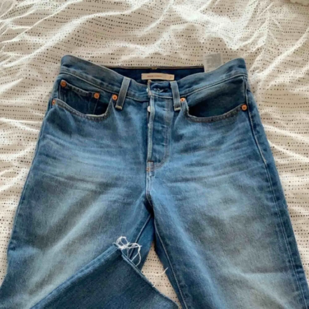 HÄMTAS TROLLHÄTTAN (fraktas ej) Jeans från Levis. Använda ett fåtal gånger, därav i mycket bra skick. Som nya. Passar en storlek S. . Jeans & Byxor.