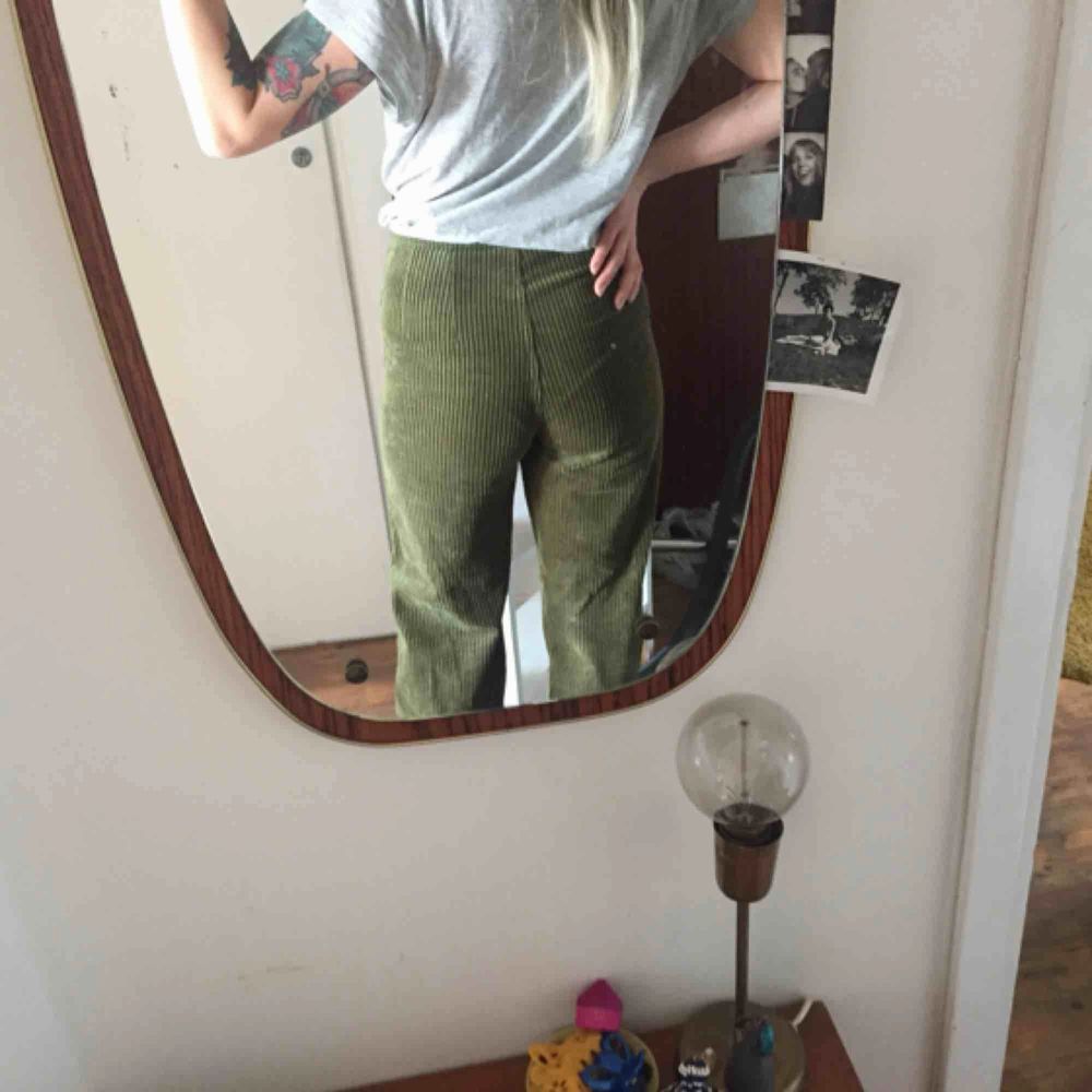 Superfina gröna manchesterbyxor från Weekday. Raka i benen och hög midja. I stort sett oanvända och storleken är en ”normal” 36. . Jeans & Byxor.
