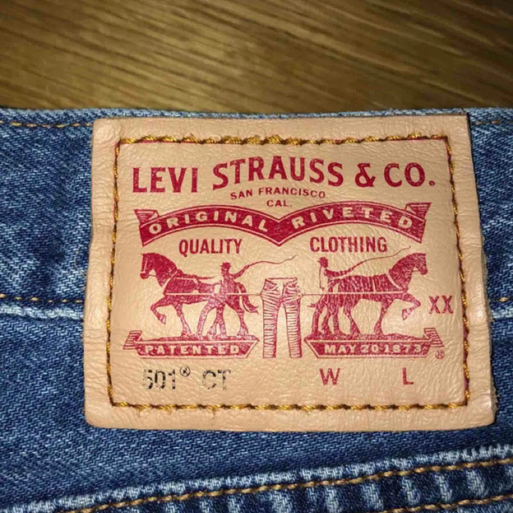 Ett par snygga jeans från Levis använda en eller två gånger, men säljs pågrund av för stora. Köptes på rea i höstas för 599kr. Dom andra två bilderna är tagna med blixt därav den starka färgen. Köparen står för frakt. Jeans & Byxor.