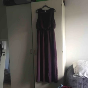  - Purpur färgad maxiklänming med tunt tyg. Är en innerklänning i den.