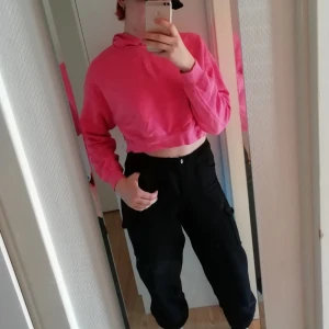  - Rosa croptop hoodie. Inte särskilt använd. 